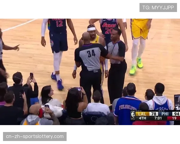 球迷闯入赛场导致比赛中断5分钟，该球迷已被安保带离